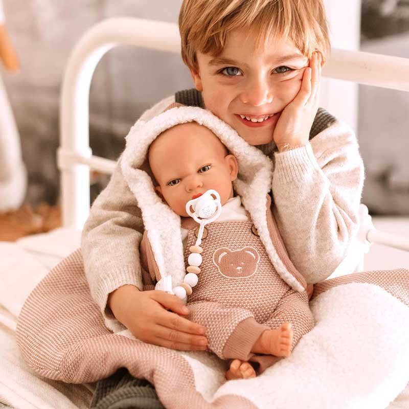 Кукла-бебе Жада с вълнен розов костюм и пелена, реално тегло - 40 см - Image 5